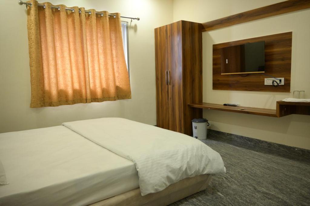 Hotel Anand Ujjain Extérieur photo