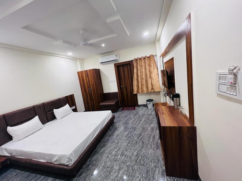 Hotel Anand Ujjain Extérieur photo
